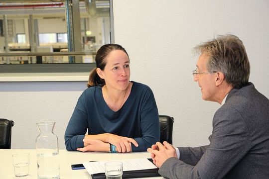 Dipl.-Kffr. Susanne Kunschert, geschäftsführende Gesellschafterin der Pilz GmbH & Co. KG, im Gespräch mit MM-Redakteur Reinhold Schäfer. Dipl.-Kffr. Susanne Kunschert, geschäftsführende Gesellschafterin der Pilz GmbH & Co. KG, im Gespräch mit MM-Redakteur Reinhold Schäfer.