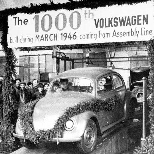 Nach dem Krieg verwalteten die Briten des VW-Werk und brachten rasch die Produktion wieder in Gang. Nach dem Krieg verwalteten die Briten des VW-Werk und brachten rasch die Produktion wieder in Gang.