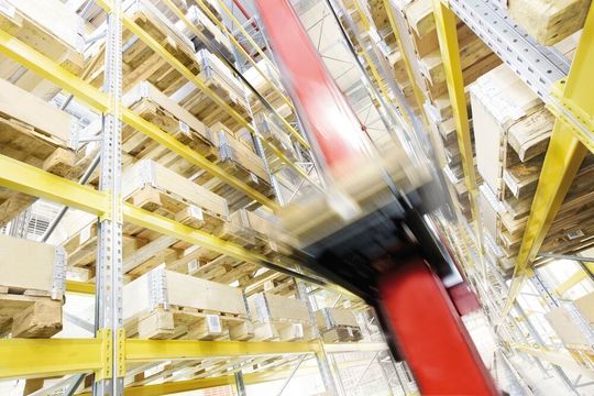 Maschinenbauer, OEMs und Systemintegratoren stehen vor der Herausforderung, für die Sicherheit der von ihnen gelieferten Produkte, Maschinen und Anlagen Sorge zu tragen. Maschinenbauer, OEMs und Systemintegratoren stehen vor der Herausforderung, für die Sicherheit der von ihnen gelieferten Produkte, Maschinen und Anlagen Sorge zu tragen.