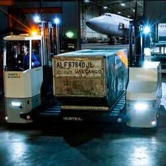 Der X-Way-Mover erfüllt beim Luftfrachthandling die Aufgaben mehrerer Fahrzeugklassen. Der X-Way-Mover erfüllt beim Luftfrachthandling die Aufgaben mehrerer Fahrzeugklassen.