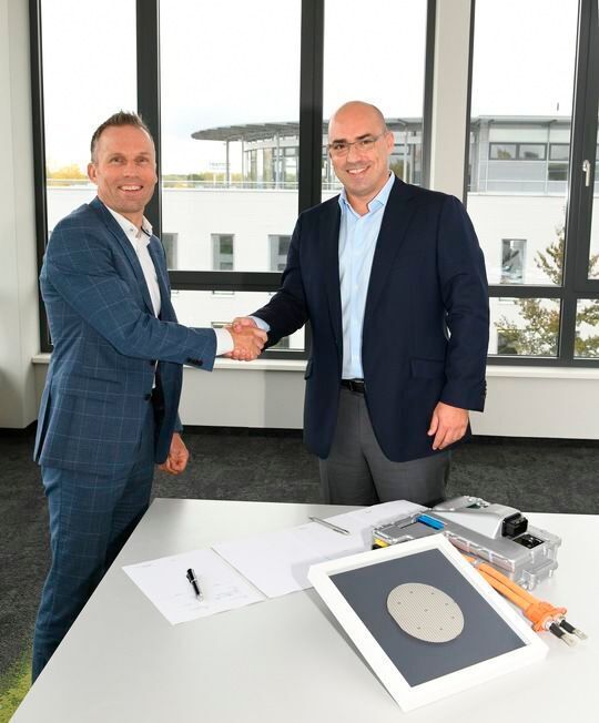 Jörg Grotendorst, Leiter der ZF-Division E-Mobility und Cengiz Balkas, Senior Vice President und Geschäftsführer von Wolfspeed bei der Vertragsunterzeichnung. Jörg Grotendorst, Leiter der ZF-Division E-Mobility und Cengiz Balkas, Senior Vice President und Geschäftsführer von Wolfspeed bei der Vertragsunterzeichnung.