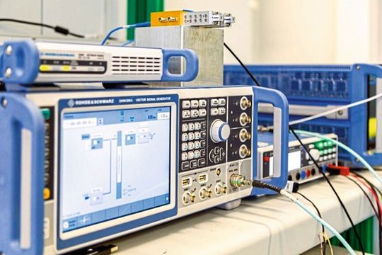 Mit modernen Messgeräten arbeiten Forscher an den Grundlagen für 6G. Sie entwickeln ein drahtloses Übertragungssystem für Terahertz-Frequenzen. Mit modernen Messgeräten arbeiten Forscher an den Grundlagen für 6G. Sie entwickeln ein drahtloses Übertragungssystem für Terahertz-Frequenzen.