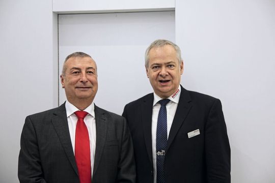 Klaus Meier (links), Fagor Arrasate, und Thomas Kern, Automatic-Systeme Dreher, stellen auf der Blechexpo 2019 erstmals die Pressenbaureihe Press2perform vor. Klaus Meier (links), Fagor Arrasate, und Thomas Kern, Automatic-Systeme Dreher, stellen auf der Blechexpo 2019 erstmals die Pressenbaureihe Press2perform vor.