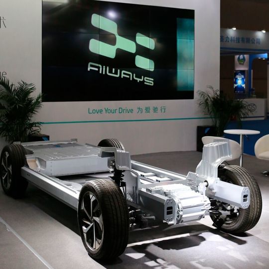 Aiways stellt in China eine batterie-elektrische Plattform mit Methanol-Brennstoffzelle vor. Aiways stellt in China eine batterie-elektrische Plattform mit Methanol-Brennstoffzelle vor.