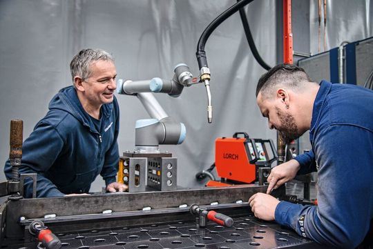 Für Abteilungsleiter Ralph Schröppel (l.) und Schweißer Edgard Arndt von H. P. Kaysser passt der Cobot perfekt in den Werkzeugkasten. Für Abteilungsleiter Ralph Schröppel (l.) und Schweißer Edgard Arndt von H. P. Kaysser passt der Cobot perfekt in den Werkzeugkasten.
