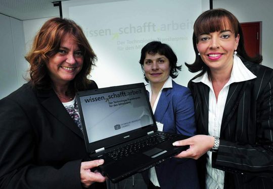 Sie läuteten auf einer Pressekonferenz in Chemnitz den Start des Wettbewerbs „wissen.schafft.arbeit“ ein (v.l.): Prof. Dr. Cornelia Zanger, Manuela Zenk (beide TU Chemnitz) und Katharina Brunke, Postbank Firmen-kunden AG.Bild: Schmidt Sie läuteten auf einer Pressekonferenz in Chemnitz den Start des Wettbewerbs „wissen.schafft.arbeit“ ein (v.l.): Prof. Dr. Cornelia Zanger, Manuela Zenk (beide TU Chemnitz) und Katharina Brunke, Postbank Firmen-kunden AG.Bild: Schmidt
