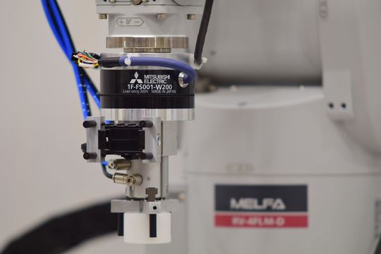 Ein Kraft-Momenten-Sensor lässt sich direkt in die Robotersteuerungen CR750/751 und CR800 integrieren. Da der Force Sensor ohne eigene Steuerung auskommt, werden die Abläufe vereinfacht. Ein Kraft-Momenten-Sensor lässt sich direkt in die Robotersteuerungen CR750/751 und CR800 integrieren. Da der Force Sensor ohne eigene Steuerung auskommt, werden die Abläufe vereinfacht.