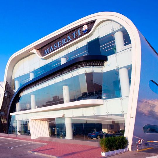 Das Design des neuen Maserati-Showrooms in Dubai soll eine einladend luxuriöse Atmosphäre für die Kunden schaffen. Das Design des neuen Maserati-Showrooms in Dubai soll eine einladend luxuriöse Atmosphäre für die Kunden schaffen.