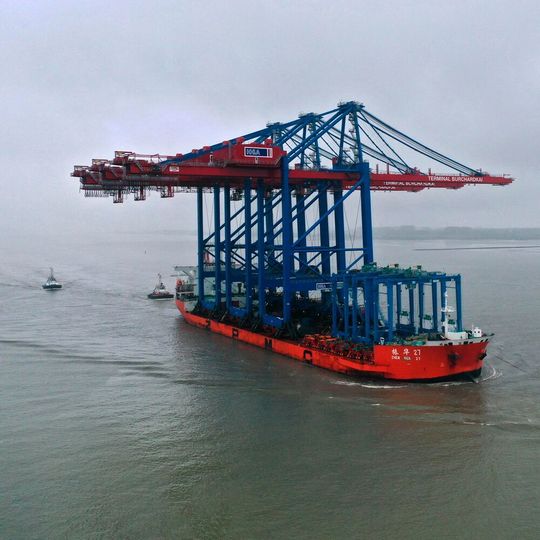 Das Spezialschiff „Zhen Hua 27“ war acht Wochen lang mit den Containerbrücken unterwegs. Das Spezialschiff „Zhen Hua 27“ war acht Wochen lang mit den Containerbrücken unterwegs.