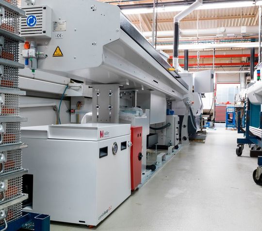 Der Combiloop CL3 E von Müller Hydraulik ist das ideale KSS-Hochdrucksystem, um platzsparend unter einem Stangenlader für die Drehmaschinenbestückung platziert zu werden. Hier links, eine Möglichkeit der Platzierung: unter dem Stangenlader. Der Combiloop CL3 E von Müller Hydraulik ist das ideale KSS-Hochdrucksystem, um platzsparend unter einem Stangenlader für die Drehmaschinenbestückung platziert zu werden. Hier links, eine Möglichkeit der Platzierung: unter dem Stangenlader.