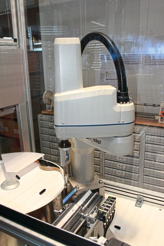 Der E-Cobra-Roboter von Omron soll die lauten und unflexiblen Rüttler peu à peu ersetzen. Der E-Cobra-Roboter von Omron soll die lauten und unflexiblen Rüttler peu à peu ersetzen.