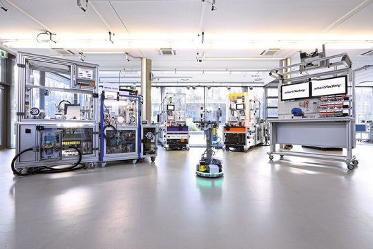 Die Industrie 4.0-Anlage des SmartFactory-KL-Partnerkreises ermöglicht durch ihren modularen Aufbau eine flexible Fertigung. Die Industrie 4.0-Anlage des SmartFactory-KL-Partnerkreises ermöglicht durch ihren modularen Aufbau eine flexible Fertigung.