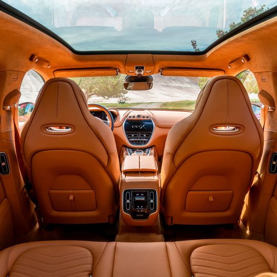 Vom Aston Martin DBX gibt es bisher nur dieses Innenraumbild. Vorgestellt wird das Auto am 20. November. Vom Aston Martin DBX gibt es bisher nur dieses Innenraumbild. Vorgestellt wird das Auto am 20. November.