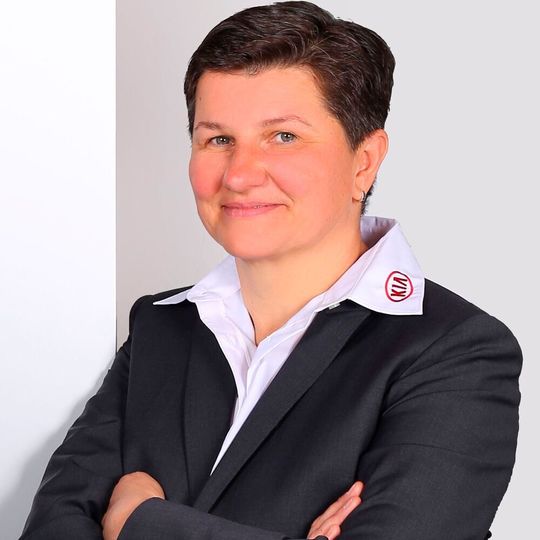 Svetlana Putzlacher lässt nicht locker, wenn es darum geht, ihr Autohaus erfolgreicher zu machen. Erst recht, wenn es um die Online-Präsenz der Fahrzeugangebote geht. Svetlana Putzlacher lässt nicht locker, wenn es darum geht, ihr Autohaus erfolgreicher zu machen. Erst recht, wenn es um die Online-Präsenz der Fahrzeugangebote geht.