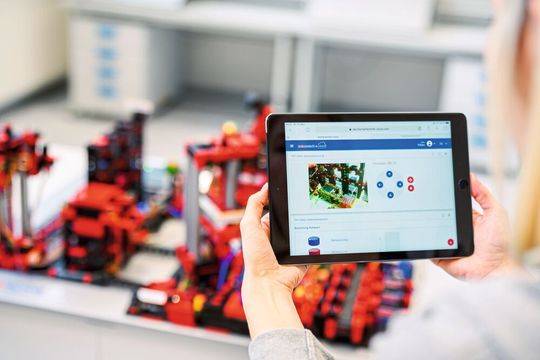 Bei der Lernfabrik wird auf einem Dashboard eine Einkaufssituation simuliert. Bei der Lernfabrik wird auf einem Dashboard eine Einkaufssituation simuliert.