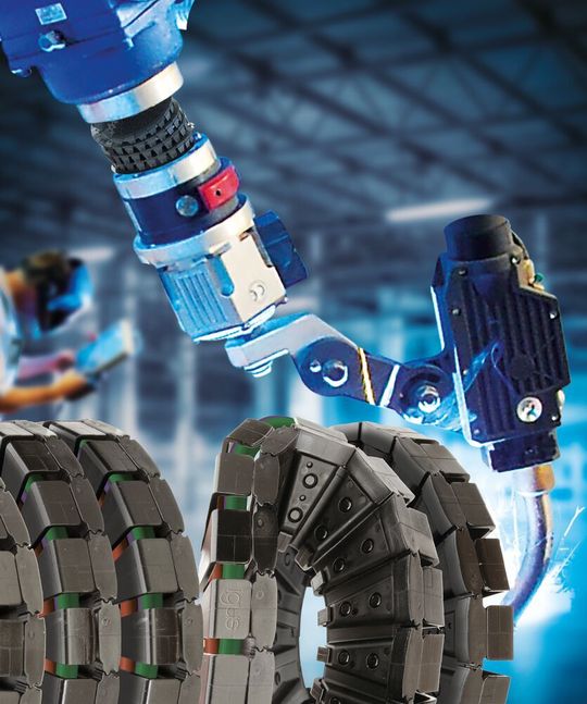 Mit der leichten Energiekette Twisterband HD lassen sich Leitungen und Schläuche für Energie, Daten und Medien auf engstem Raum unterbrechungsfrei drehen. Die Innenhöhen der neuen Größen liegen bei 11 und 18 mm. Mit der leichten Energiekette Twisterband HD lassen sich Leitungen und Schläuche für Energie, Daten und Medien auf engstem Raum unterbrechungsfrei drehen. Die Innenhöhen der neuen Größen liegen bei 11 und 18 mm.