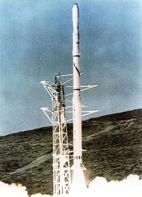 Vor genau 50 Jahren startete der erste deutsche Forschungssatellit Azur – und diente als Einstieg in die Weltraumforschung für Deutschland. Vor genau 50 Jahren startete der erste deutsche Forschungssatellit Azur – und diente als Einstieg in die Weltraumforschung für Deutschland.