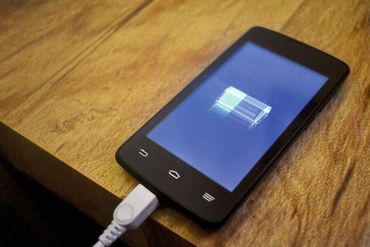 Neuartige Natrim-Ionen-Akkus könnten in Zukunft Lithium-Ionen-Akkus ersetzen, z.B. in Smartphones (Symbolbild). Neuartige Natrim-Ionen-Akkus könnten in Zukunft Lithium-Ionen-Akkus ersetzen, z.B. in Smartphones (Symbolbild).