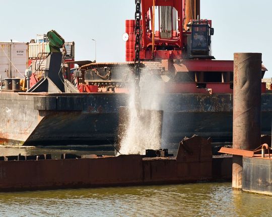 18 t schwere Blechplatten werden als „Fallbeile“ verwendet, wenn havarierte Containerschiffe schnell beseitigt werden müssen. Ein niederländischer Abwrackspezialist brauchte schnellen Nachschub in Form von zwei Großblechen. Der kam dann auch ziemlich flott aus der Hand von Jebens. 18 t schwere Blechplatten werden als „Fallbeile“ verwendet, wenn havarierte Containerschiffe schnell beseitigt werden müssen. Ein niederländischer Abwrackspezialist brauchte schnellen Nachschub in Form von zwei Großblechen. Der kam dann auch ziemlich flott aus der Hand von Jebens.