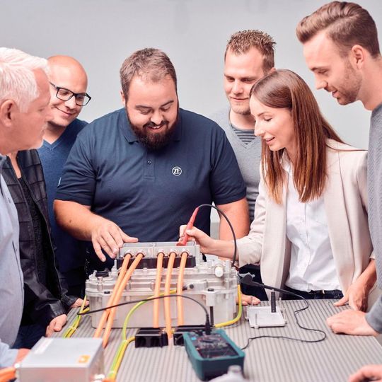 Training bei ZF: In drei Tagen (plus E-Learnings) zum ZF-Hochvoltexperten. Training bei ZF: In drei Tagen (plus E-Learnings) zum ZF-Hochvoltexperten.