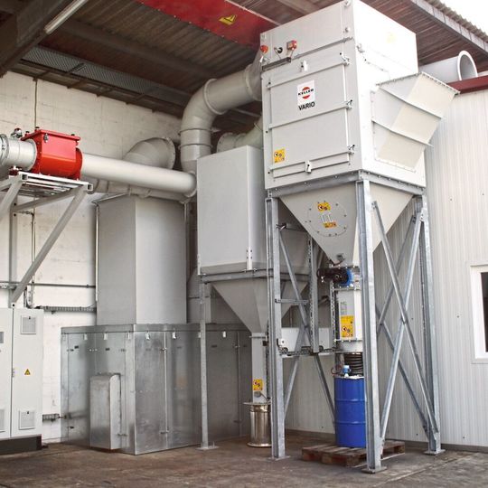 An den Putz- und Kontrollstrecken der Stahl-/Aluminium-Fertigung ist eine neue Trockenabsaugung im Einsatz, die besonders effizient und leise ist. An den Putz- und Kontrollstrecken der Stahl-/Aluminium-Fertigung ist eine neue Trockenabsaugung im Einsatz, die besonders effizient und leise ist.