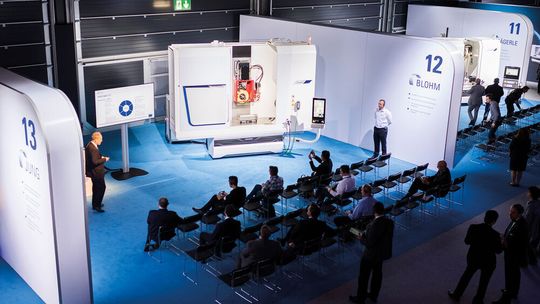 Les présentations technologiques du Grinding Symposium 2019 ont été mises en place en cercle, à la manière d'une place, dans les halles de l’exposition de Thoune. Les présentations technologiques du Grinding Symposium 2019 ont été mises en place en cercle, à la manière d'une place, dans les halles de l’exposition de Thoune.