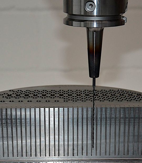 Ein neuer Werkzeughalter in Kombination mit dem 1-Kanal-Minimalmengen-Schmiersystem namens H1 von Bielomatik Leuze unterstützt das präzise Tieflochbohren mit Bohrern deren Durchmesser kleiner als 4 mm ist. Ein neuer Werkzeughalter in Kombination mit dem 1-Kanal-Minimalmengen-Schmiersystem namens H1 von Bielomatik Leuze unterstützt das präzise Tieflochbohren mit Bohrern deren Durchmesser kleiner als 4 mm ist.