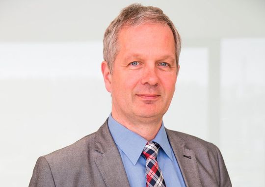 Prof. Dr. Peter Pickel ist Deputy Director des John Deere European Technology Innovation Center in Kaiserslautern und Honorarprofessor an der Technischen Universität Kaiserslautern. Er ist Experte für Zukunftstechnologien, kooperiert in zahlreichen Forschungs- und Entwicklungsprojekten mit der TUKL und ist in mehreren regionalen und überregionalen Gremien tätig.