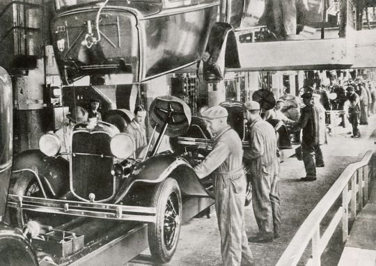 Fließbandfertigung bei der Ford Motor Company. Fließbandfertigung bei der Ford Motor Company.