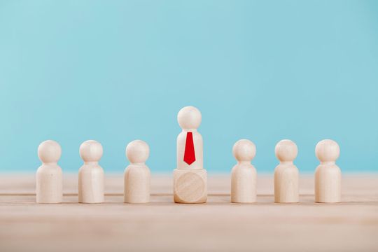 Hat eine Führungskraft erst einmal einen hohen Status erreicht, werden Abweichungen vom üblichen Führungsverhalten eher toleriert. Hat eine Führungskraft erst einmal einen hohen Status erreicht, werden Abweichungen vom üblichen Führungsverhalten eher toleriert.