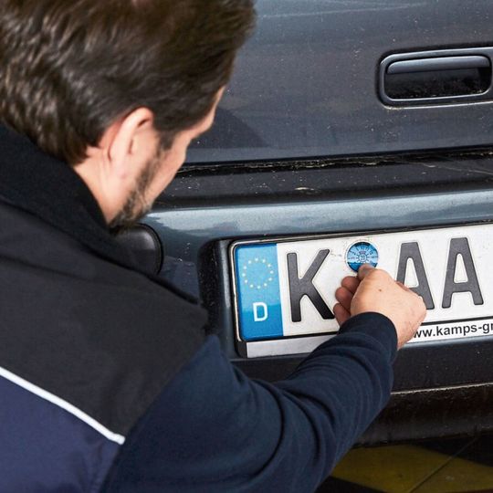 Mehr als zwei Drittel der von den TÜV geprüften Fahrzeuge erhielten die HU-Plakette ohne Beanstandung. Mehr als zwei Drittel der von den TÜV geprüften Fahrzeuge erhielten die HU-Plakette ohne Beanstandung.