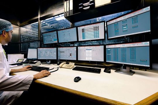 Zu einem Retrofit kann auch ein zentraler Leitstand gehören. Von dort aus hat die Produktionsleitung sämtliche Anlagenteile im Blick und kann diese im Prozessleitsystem Simatic PCS 7 l bedienen und beobachten (Symbolbild). Zu einem Retrofit kann auch ein zentraler Leitstand gehören. Von dort aus hat die Produktionsleitung sämtliche Anlagenteile im Blick und kann diese im Prozessleitsystem Simatic PCS 7 l bedienen und beobachten (Symbolbild).