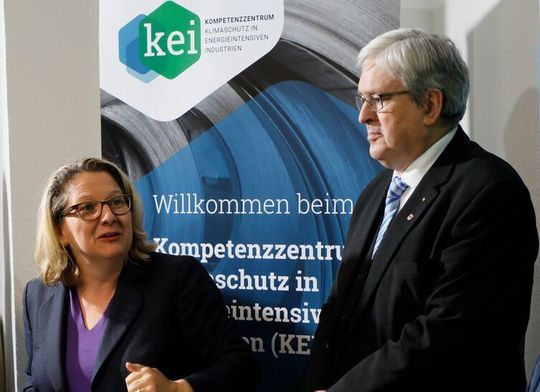 Bundesumweltminiserin Svenja Schulze bei der Eröffnung des Kompetenzzentrum Klimaschutz in energieintensiven Industrien (KEI) in Cottbus. Bundesumweltminiserin Svenja Schulze bei der Eröffnung des Kompetenzzentrum Klimaschutz in energieintensiven Industrien (KEI) in Cottbus.