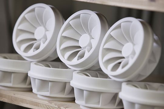 Durch eine Forschungskooperation mit Voxeljet will Evonik den Weg für industrielle Fertigung großer Endbauteile per 3D-Druck ebnen. Durch eine Forschungskooperation mit Voxeljet will Evonik den Weg für industrielle Fertigung großer Endbauteile per 3D-Druck ebnen.