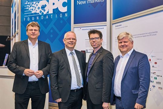v.l. Stefan Hoppe, President and Executive Director OPC Foundation, Bernd Wieseler, Chairman of the AIM-D Systemintegration Working Group, Hans Turck, Olaf Wilmsmeier, Boardmember of AIM-D, Harting IT Software Development, und Matthias Damm, Member of OPC Foundation technical advisory council, Ascolab, treiben den Kommunikationsstandard für Auto-ID-Geräte voran.