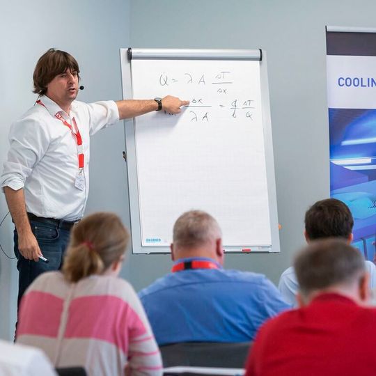 Prof. Dr. Andres Griesinger auf den Cooling Days 2019: Sein neues Buch informiert umfassend über Elektronikkühlung und Wärmemanagement und hilft gleichzeitig der Deutschen Krebshilfe. Prof. Dr. Andres Griesinger auf den Cooling Days 2019: Sein neues Buch informiert umfassend über Elektronikkühlung und Wärmemanagement und hilft gleichzeitig der Deutschen Krebshilfe.