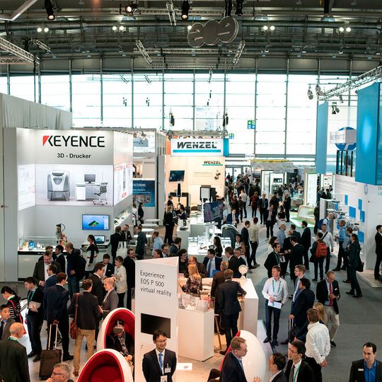 Öffnet in diesem Jahr bereits zum fünften Mal die Tore: Die Formnext ist die Leitmesse für Additive Manufacturing und die nächste Generation intelligenter industrieller Fertigungs- und Herstellungsverfahren. Öffnet in diesem Jahr bereits zum fünften Mal die Tore: Die Formnext ist die Leitmesse für Additive Manufacturing und die nächste Generation intelligenter industrieller Fertigungs- und Herstellungsverfahren.