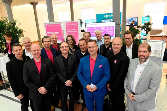 Der Autor Thomas Gierich (6.v.l.) und sein Team „Future Cloud Infrastructure“ bei T-Systems.