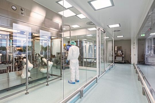 Robotergestütztes Füllen von Vials im sterilen Reinraum Robotergestütztes Füllen von Vials im sterilen Reinraum