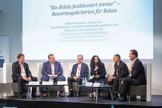 Podiumsdiskussioin: „Ein Relais funktioniert immer“ mit (v.l.n.r.) Stefan Nachtmann (Siemens), Gerold Finkemeier (Wago), Klaus Stark (Pilz), Kristin Rinortner (Elektronikpraxis), Jürgen Steinhäuser (Elesta) und Dr. Werner Johler (Littelfuse).