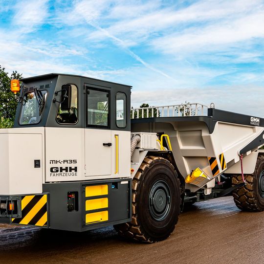 Der Muldenkipper MK-A35 kommt als erster seiner Klasse mit Dieselantrieb nach Stage V. Der Muldenkipper MK-A35 kommt als erster seiner Klasse mit Dieselantrieb nach Stage V.