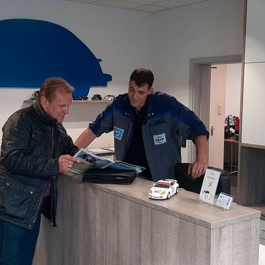 Als Kundenberater in der Region Süd betreut Andreas de Franceschi (links) rund 45 Karosserie- und Lackierwerkstätten zwischen Isny und dem Bodensee. Einer seiner Kunden ist der Karosseriebau Zepf in Tuttlingen. Geschäftsführer Philipp Zepf schätzt den guten Service. Als Kundenberater in der Region Süd betreut Andreas de Franceschi (links) rund 45 Karosserie- und Lackierwerkstätten zwischen Isny und dem Bodensee. Einer seiner Kunden ist der Karosseriebau Zepf in Tuttlingen. Geschäftsführer Philipp Zepf schätzt den guten Service.