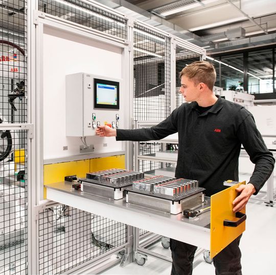 Bestückung des Roboters mit Batteriezellen. Bestückung des Roboters mit Batteriezellen.