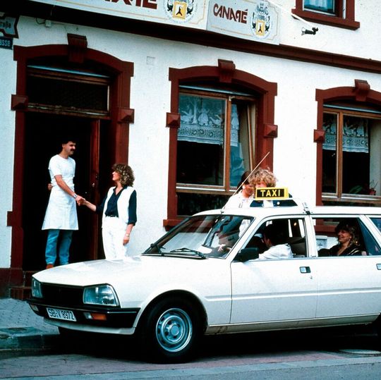 Der Peugeot 505 war unter anderem in der Taxibranche beliebt. 1979 kam der Mittelklassewagen nach Deutschland. Der Peugeot 505 war unter anderem in der Taxibranche beliebt. 1979 kam der Mittelklassewagen nach Deutschland.
