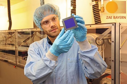 Dr. Andreas Distler (ZAE Bayern) mit dem organischen Rekord-Solarmodul in der Solarfabrik der Zukunft. Im Hintergrund die Pilotlinie für gedruckte Dünnschichtphotovoltaik. Dr. Andreas Distler (ZAE Bayern) mit dem organischen Rekord-Solarmodul in der Solarfabrik der Zukunft. Im Hintergrund die Pilotlinie für gedruckte Dünnschichtphotovoltaik.