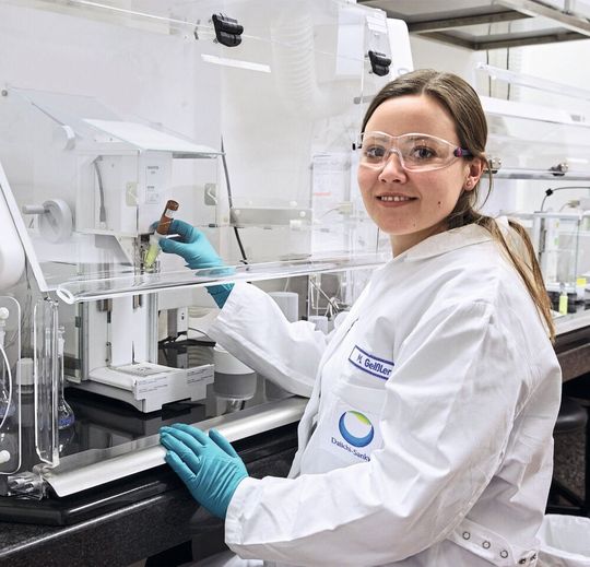 Abb.1: Labormitarbeiter kommen nicht mit gefährlichen, gesundheitsschädigenden oder pharmakologisch hochwirksamen Stoffen in Berührung. Im Daiichi Sankyo Analytical Department werden drei Quantos-Systeme in Kombination mit Sicherheitswägekabinen von 16 Personen bis zu 12-mal täglich genutzt. Abb.1: Labormitarbeiter kommen nicht mit gefährlichen, gesundheitsschädigenden oder pharmakologisch hochwirksamen Stoffen in Berührung. Im Daiichi Sankyo Analytical Department werden drei Quantos-Systeme in Kombination mit Sicherheitswägekabinen von 16 Personen bis zu 12-mal täglich genutzt.