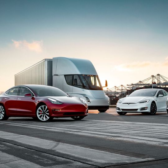 Elon Musk hat den Bau einer Giga-Fabrik in der Nähe von Berlin angekündigt. Dort sollen u.a. das Tesla Model 3 und das Kompakt-SUV Model Y für den europäischen Markt gebaut werden. Elon Musk hat den Bau einer Giga-Fabrik in der Nähe von Berlin angekündigt. Dort sollen u.a. das Tesla Model 3 und das Kompakt-SUV Model Y für den europäischen Markt gebaut werden.