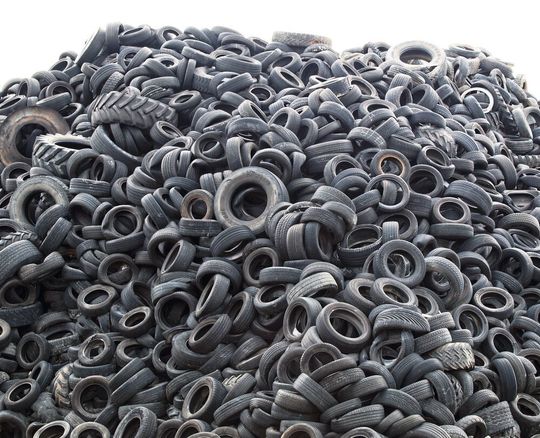 Bild 1: Abbaufähig! Für Altreifen, von denen allein in Europa jährlich ein 3,6 Mio. t wiegender Berg anfällt, gibt es inzwischen funktionierende Recyclingansätze. So können die Reifen durch Zugabe eines speziellen Additivs zum Beispiel als Gummimatten oder auch andere Produkte ein zweites „Leben“ führen. Bild 1: Abbaufähig! Für Altreifen, von denen allein in Europa jährlich ein 3,6 Mio. t wiegender Berg anfällt, gibt es inzwischen funktionierende Recyclingansätze. So können die Reifen durch Zugabe eines speziellen Additivs zum Beispiel als Gummimatten oder auch andere Produkte ein zweites „Leben“ führen.