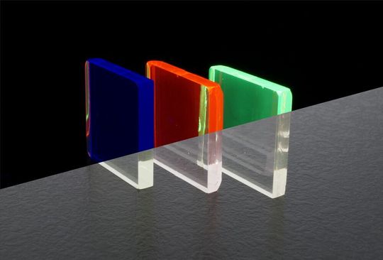 Lumineszierende Gläser leuchten unter ultraviolettem (UV) Licht (oberer Bildteil) und sind unter Raumlicht transparent (unterer Bildteil). Der verwendete Dotierstoff bestimmt den Farbeindruck. Lumineszierende Gläser leuchten unter ultraviolettem (UV) Licht (oberer Bildteil) und sind unter Raumlicht transparent (unterer Bildteil). Der verwendete Dotierstoff bestimmt den Farbeindruck.