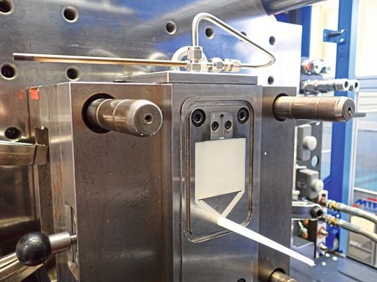 Abb.2: Spritzgießwerkzeug inklusive Auffangeinheit